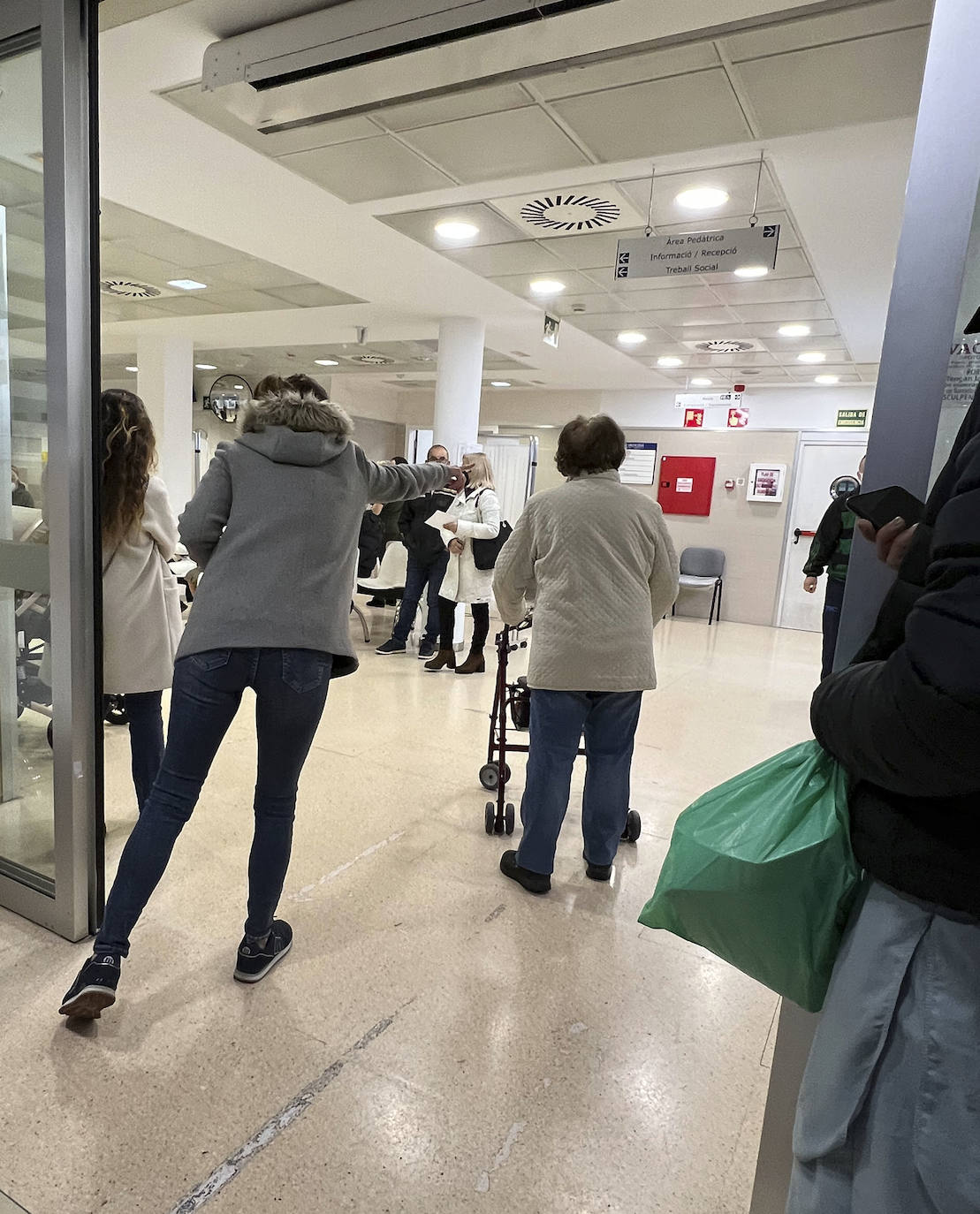 Esperas y colas a las puertas del centro de salud de Nou Moles, en Valencia. El personal sanitario está desbordado y la presión asistencial en la atención primaria crece con el nuevo protocolo frente al Covid.