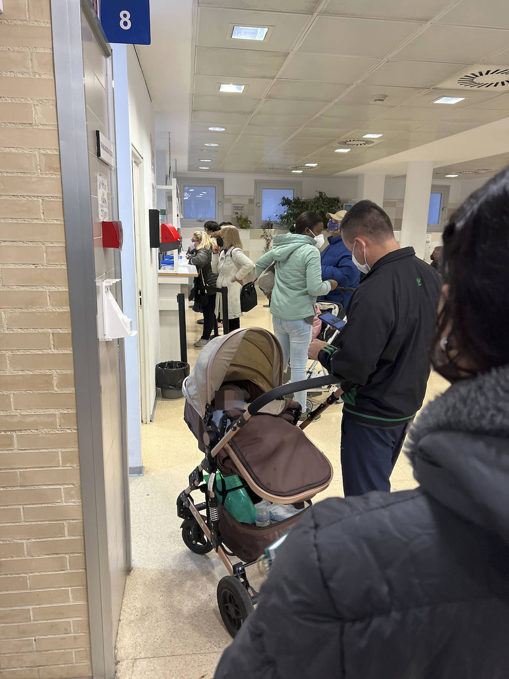 Esperas y colas a las puertas del centro de salud de Nou Moles, en Valencia. El personal sanitario está desbordado y la presión asistencial en la atención primaria crece con el nuevo protocolo frente al Covid.