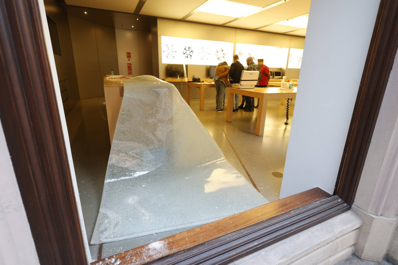 Fotos: Así ha quedado la tienda Apple en el centro de Valencia tras el atraco