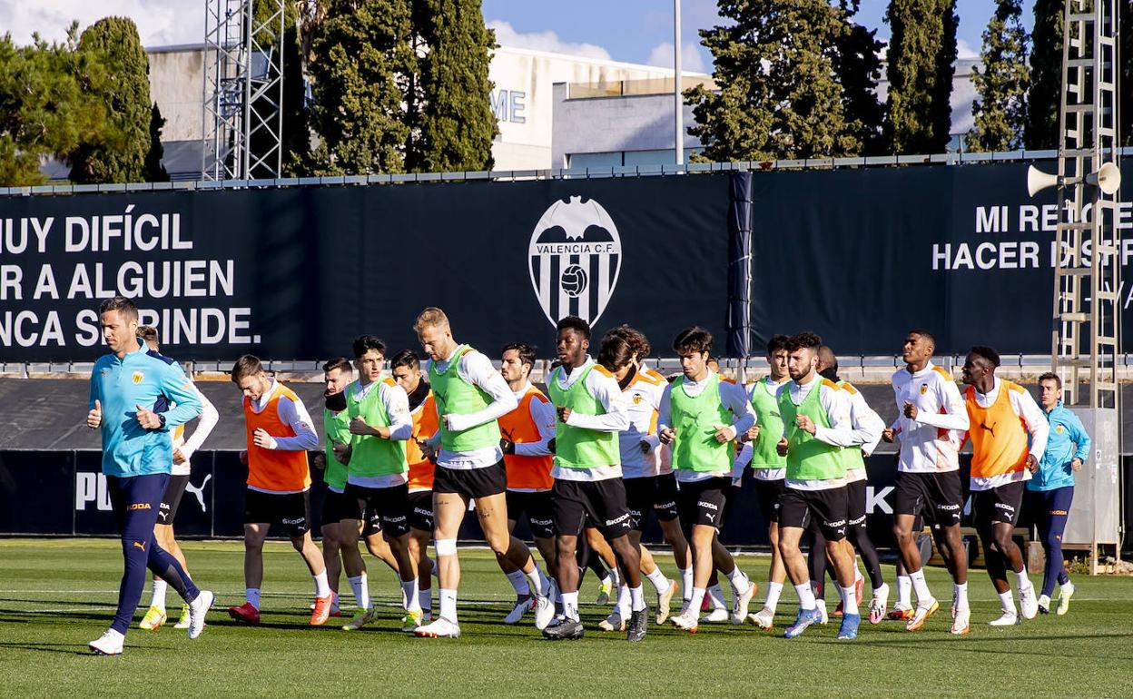 Un grupo de jugadores del Valencia, este jueves, durante el entrenamiento en Paterna. 