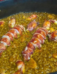 Imagen secundaria 2 - Arriba, Alicia Alamar, cocinera del restaurante Jauja. Abajo, ensalada Casa Balaguer y arroz con bogavante.