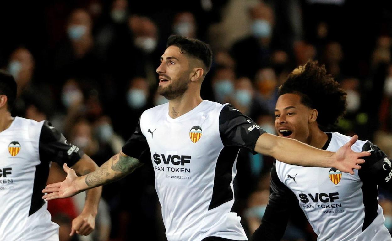 Cristiano Piccini celebra su último gol con la camiseta del Valencia. 