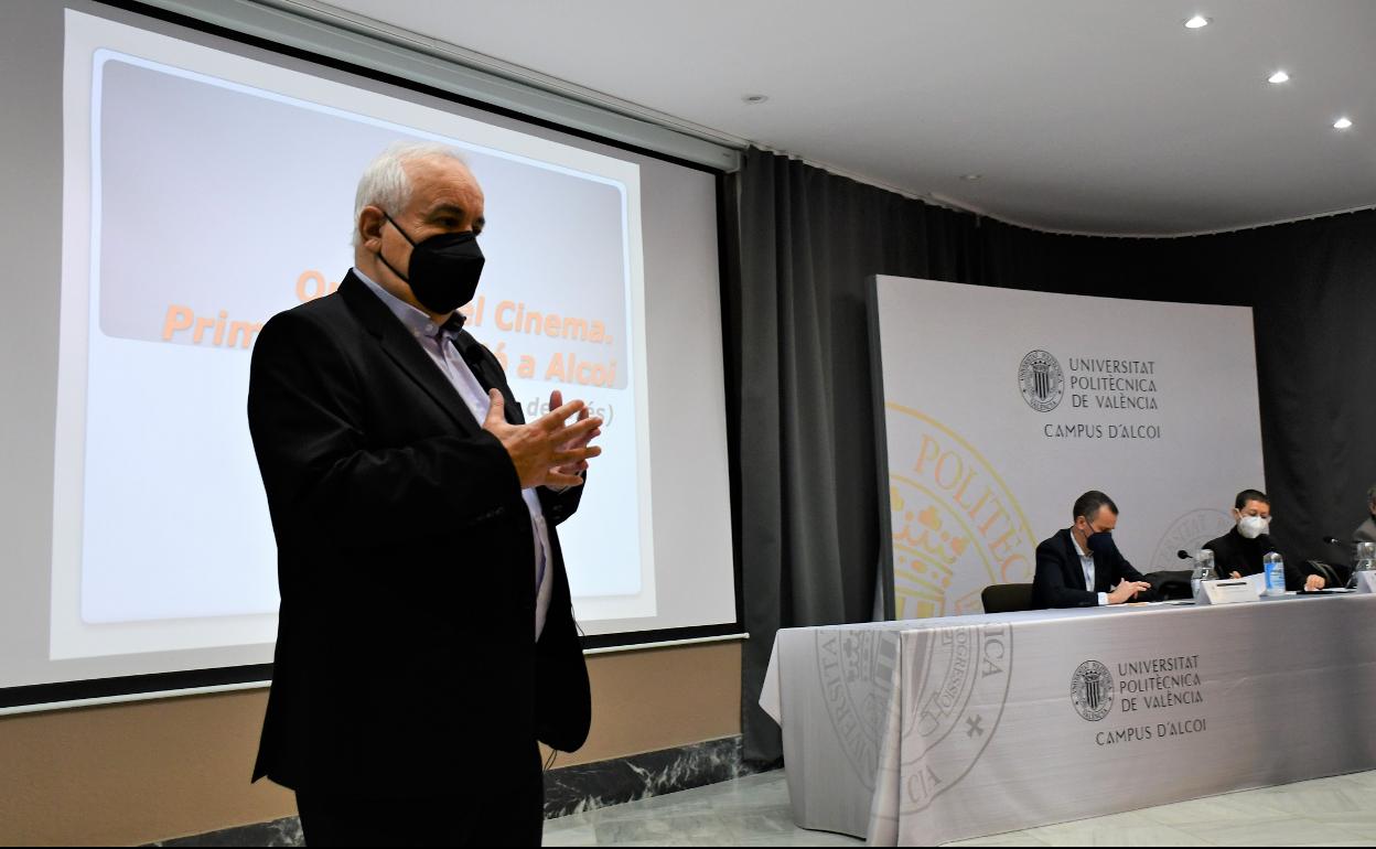 La ponencia inaugural ha servido para conmemorar el 125 aniversario de la primera proyección de cine en Alcoi. 