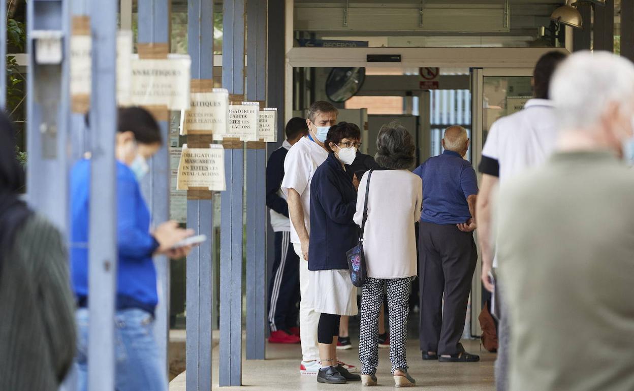 Pacientes esperan su turno a las puertas de un centro de salud valenciano.