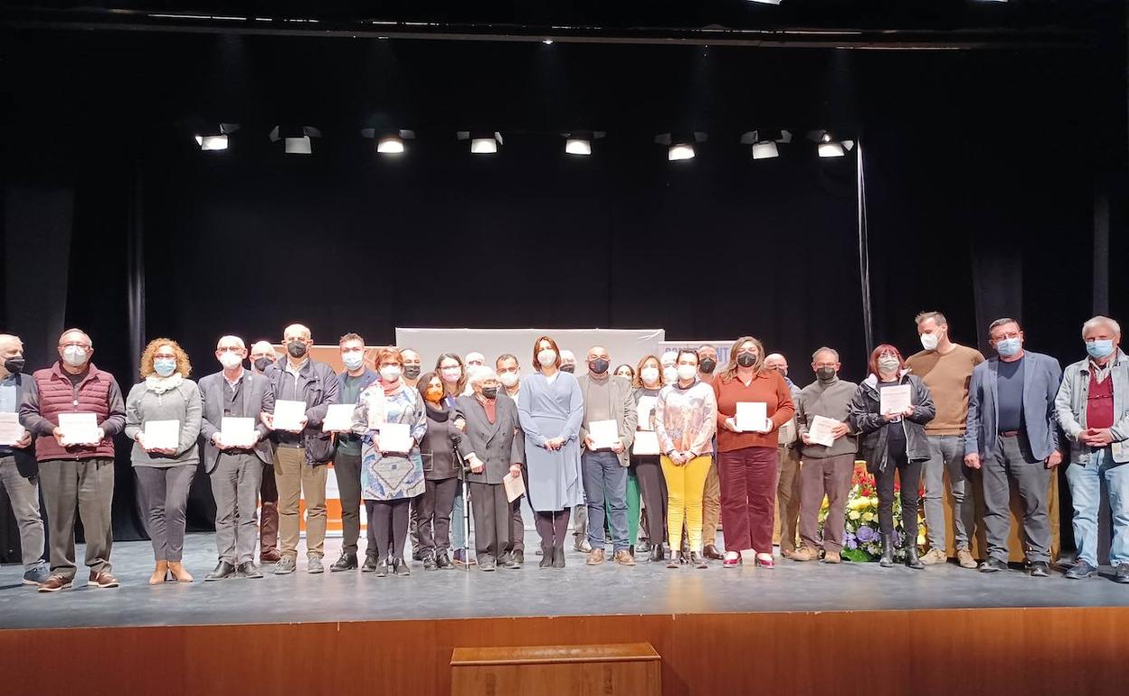 Los representantes de los ayuntamientos con Oltra y Pérez. 