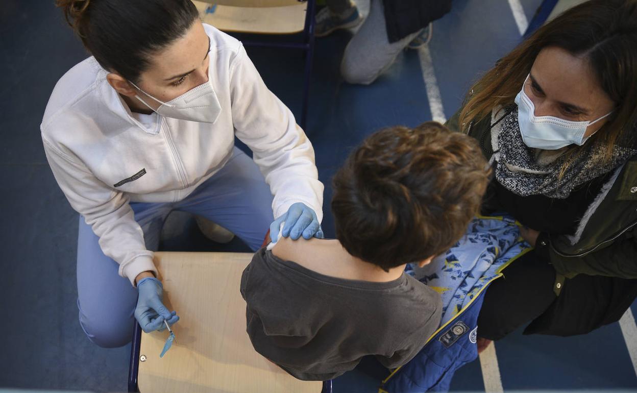 Un alumno de un colegio de Valencia recibe la primera dosis.