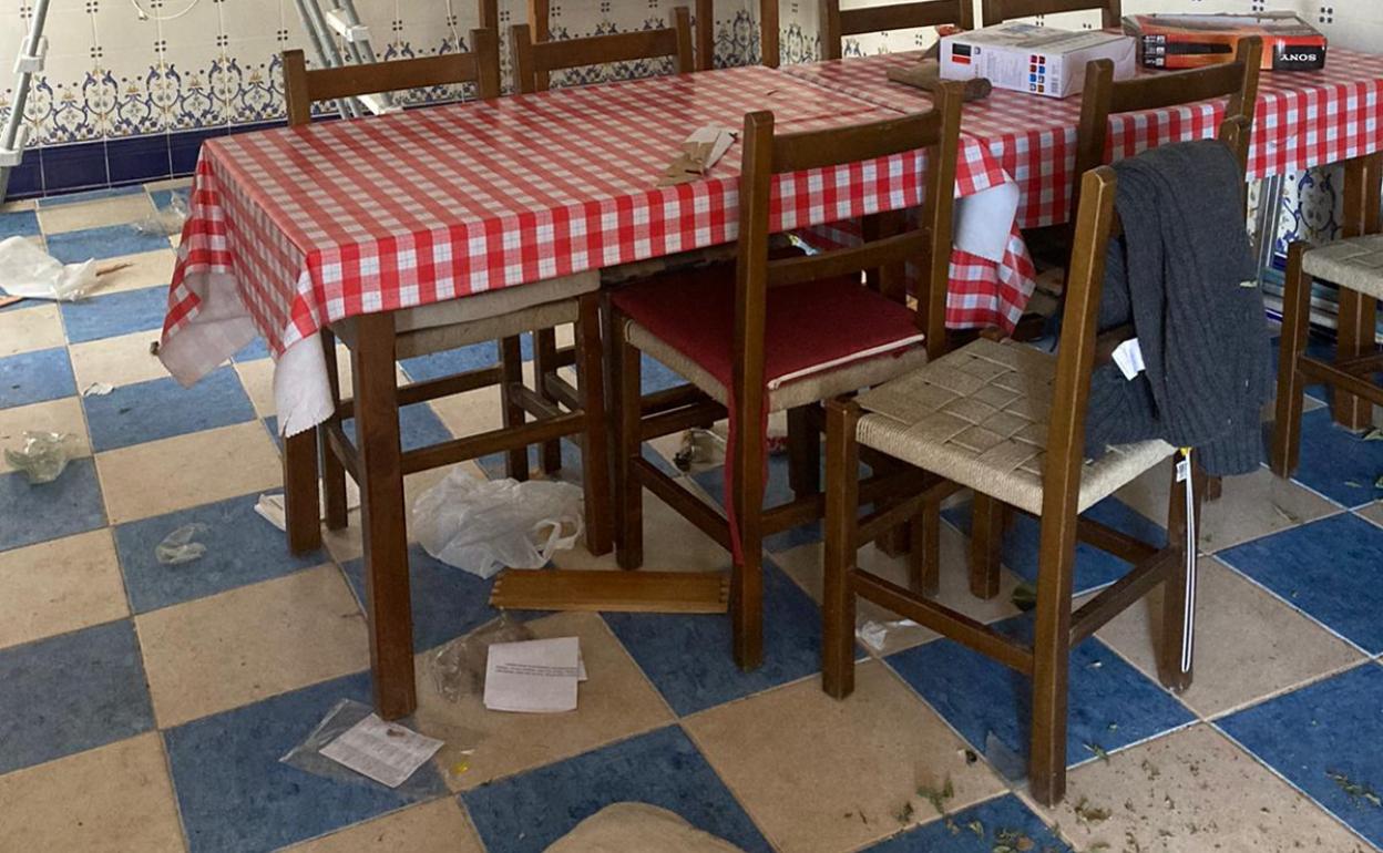 Basura encontrada en la casa tras el desalojo. 