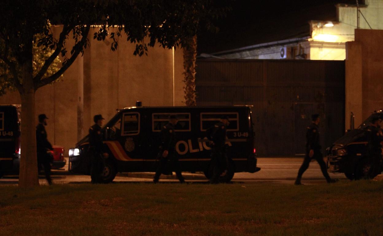 Un grupo de agentes junto a una de las puertas del complejo policial de Zapadores. 