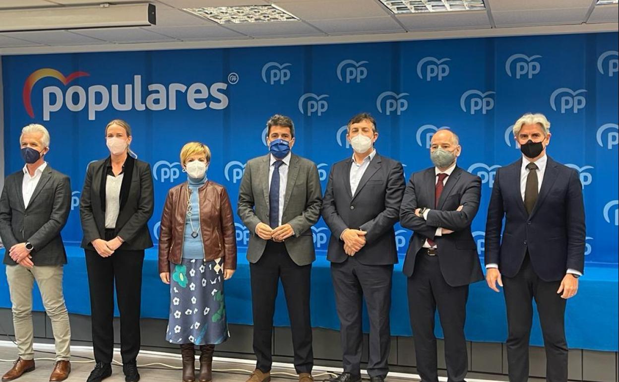 Carlos Mazón, en el centro, antes de la reunión. 