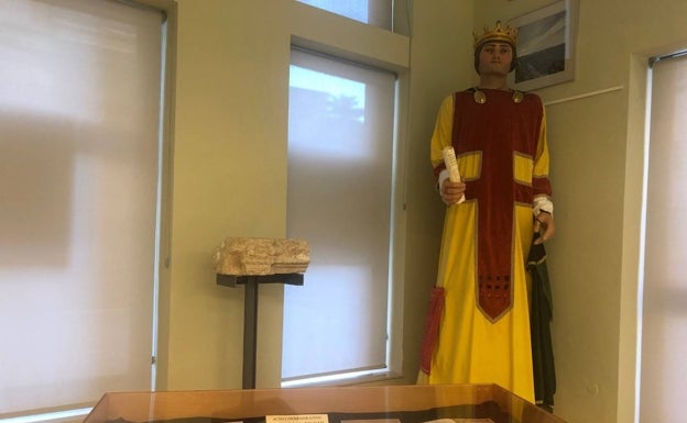 Figura de Alfonso X en el Archivo Municipal de Alicante. 