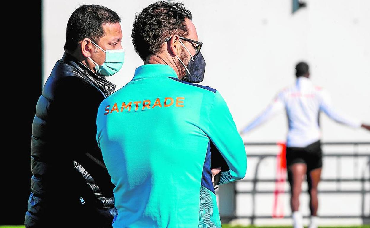 Murthy y Bordalás charlan en un entrenamiento del Valencia.