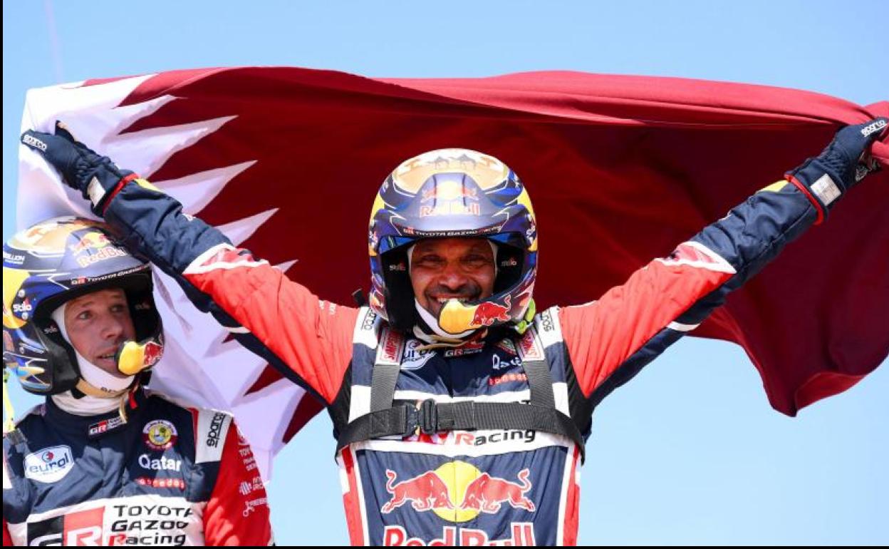 Nasser Al-Attiyah celebra su victoria en la categoría de coches. 