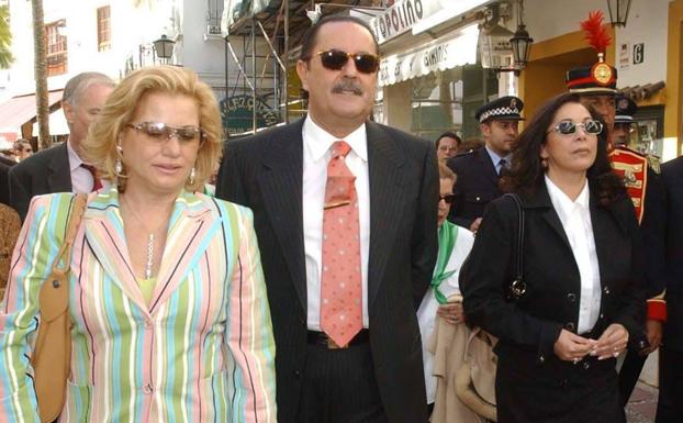 Julián Muñoz, aún alcalde de Marbella, pasea por las calles de la localidad, acompañado de su entonces esposa, Mayte Zaldivar, y la tonadillera Isabel Pantoja, en 2003.