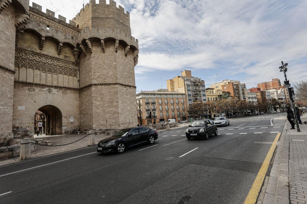 Atípica imagen de tráfico fluido en Blanquerías frente a las torres de Serranos este viernes por la mañana. 