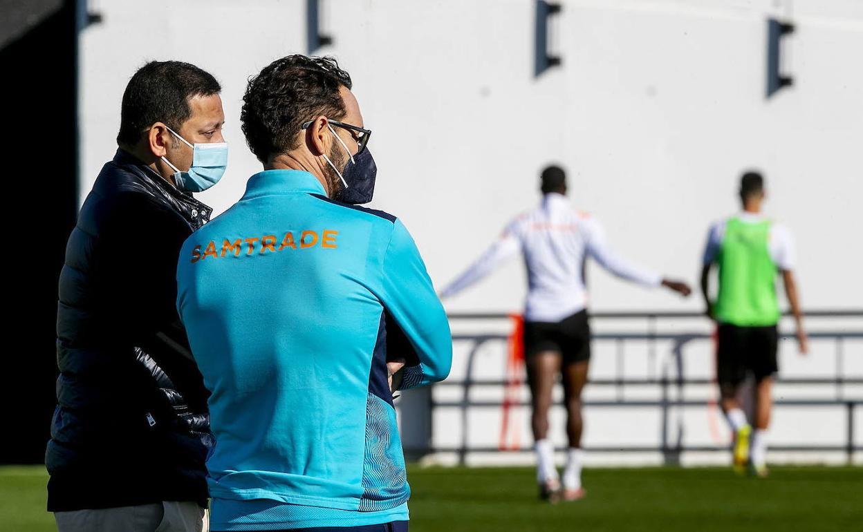 Anil Murthy junto a José Bordalás durante un entrenamiento en Paterna.