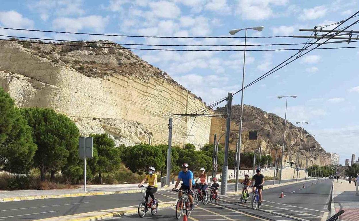 Cierres al tráfico en la avenida de Villajoyosa para fomentar el deporte en el litoral alicantino. 