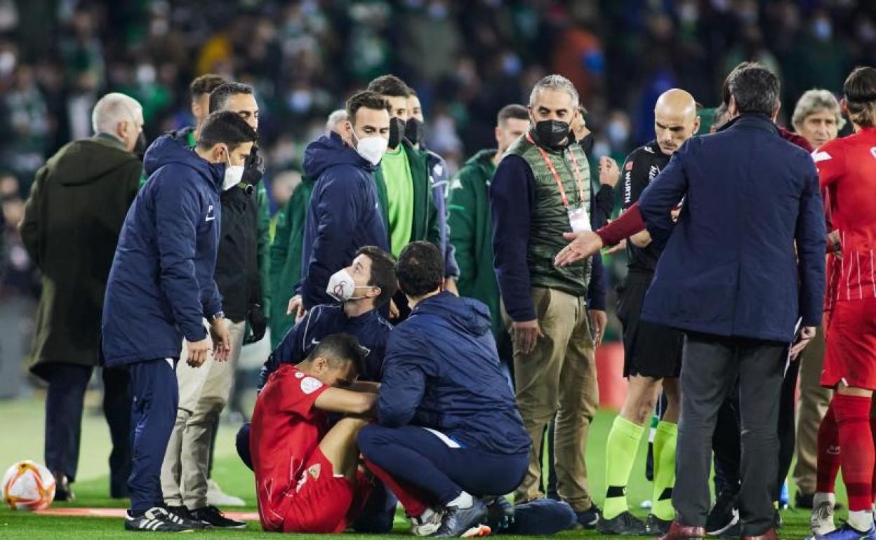 Joan Jordán es atendido tras recibir el impacto de un objeto lanzado desde la grada en el Benito Villamarín. 