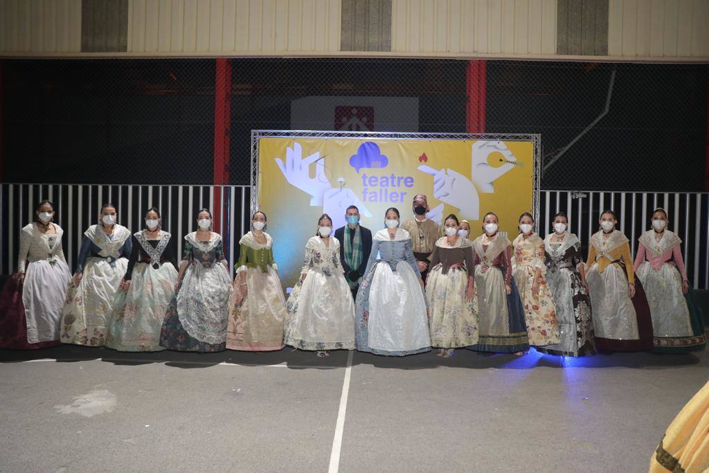 Las comisiones falleras de Valencia se han puesto este viernes a prueba con el primer gran acto que les ha reunido en la sala La Plazeta para celebrar la gala de la Cultura en la que se entregan los premios a las fallas participantes en el concurso amateur de teatro único en todo el mundo.