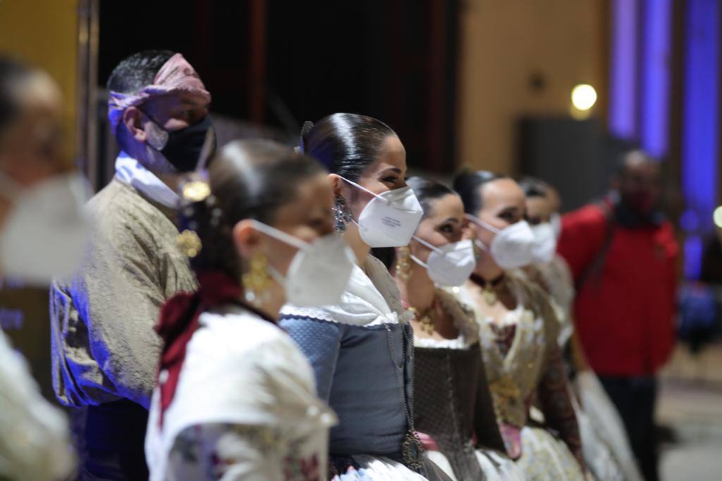 Las comisiones falleras de Valencia se han puesto este viernes a prueba con el primer gran acto que les ha reunido en la sala La Plazeta para celebrar la gala de la Cultura en la que se entregan los premios a las fallas participantes en el concurso amateur de teatro único en todo el mundo.