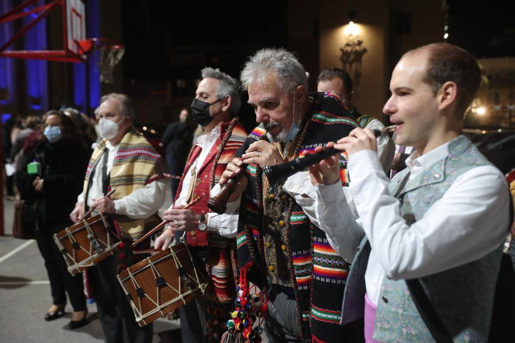 Las comisiones falleras de Valencia se han puesto este viernes a prueba con el primer gran acto que les ha reunido en la sala La Plazeta para celebrar la gala de la Cultura en la que se entregan los premios a las fallas participantes en el concurso amateur de teatro único en todo el mundo.