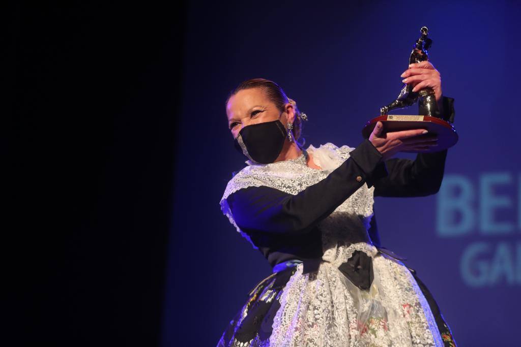 Las comisiones falleras de Valencia se han puesto este viernes a prueba con el primer gran acto que les ha reunido en la sala La Plazeta para celebrar la gala de la Cultura en la que se entregan los premios a las fallas participantes en el concurso amateur de teatro único en todo el mundo.