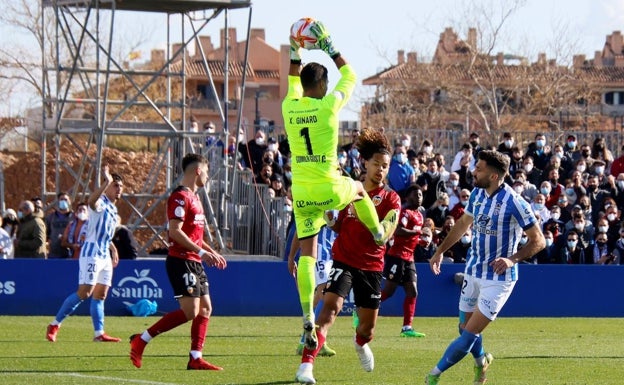 El guardameta del Atlético Baleares ataja un balón ante Koba. 