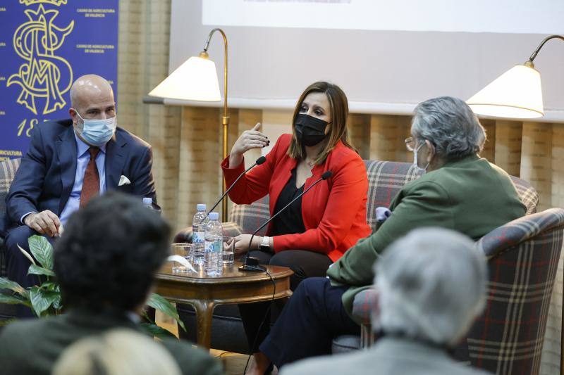 Maria José Catalá en el Casino de Agricultura durante el foro político. 