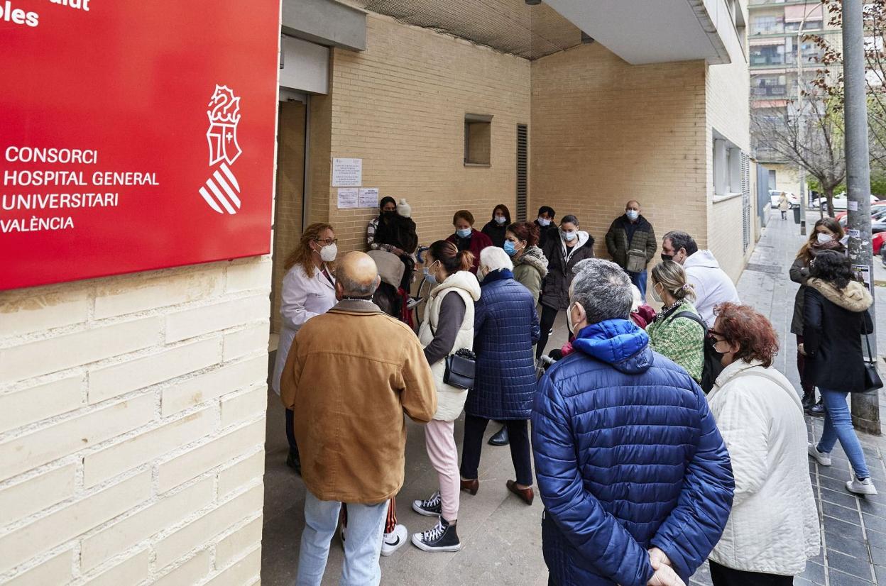 Colas para acceder al centro de atención primaria de Nou Moles, en Valencia. 