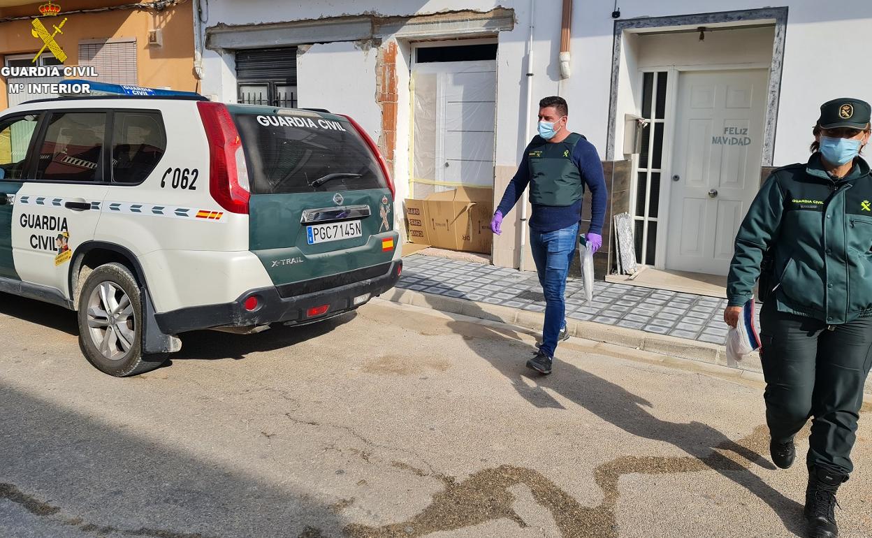 Los agentes de la Guardia Civil salen del domicilio de la víctima. 