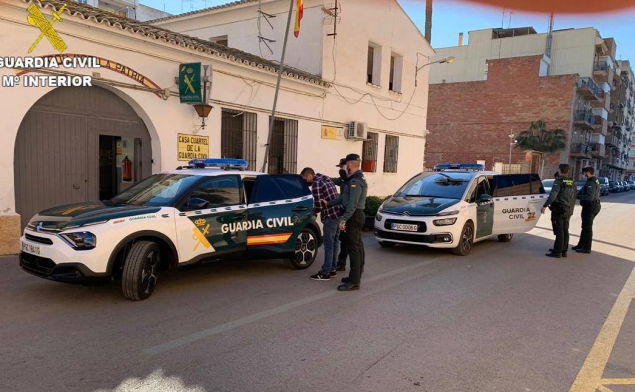 Uno de los detenidos sale del cuartel. 