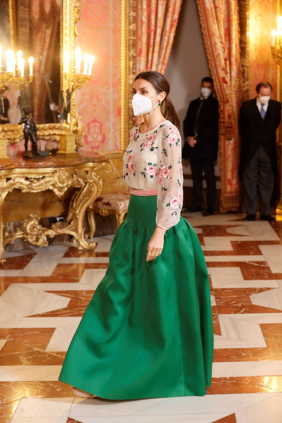 Fotos: Look de Letizia que rescata un espectacular look floral de gala de doña Sofía