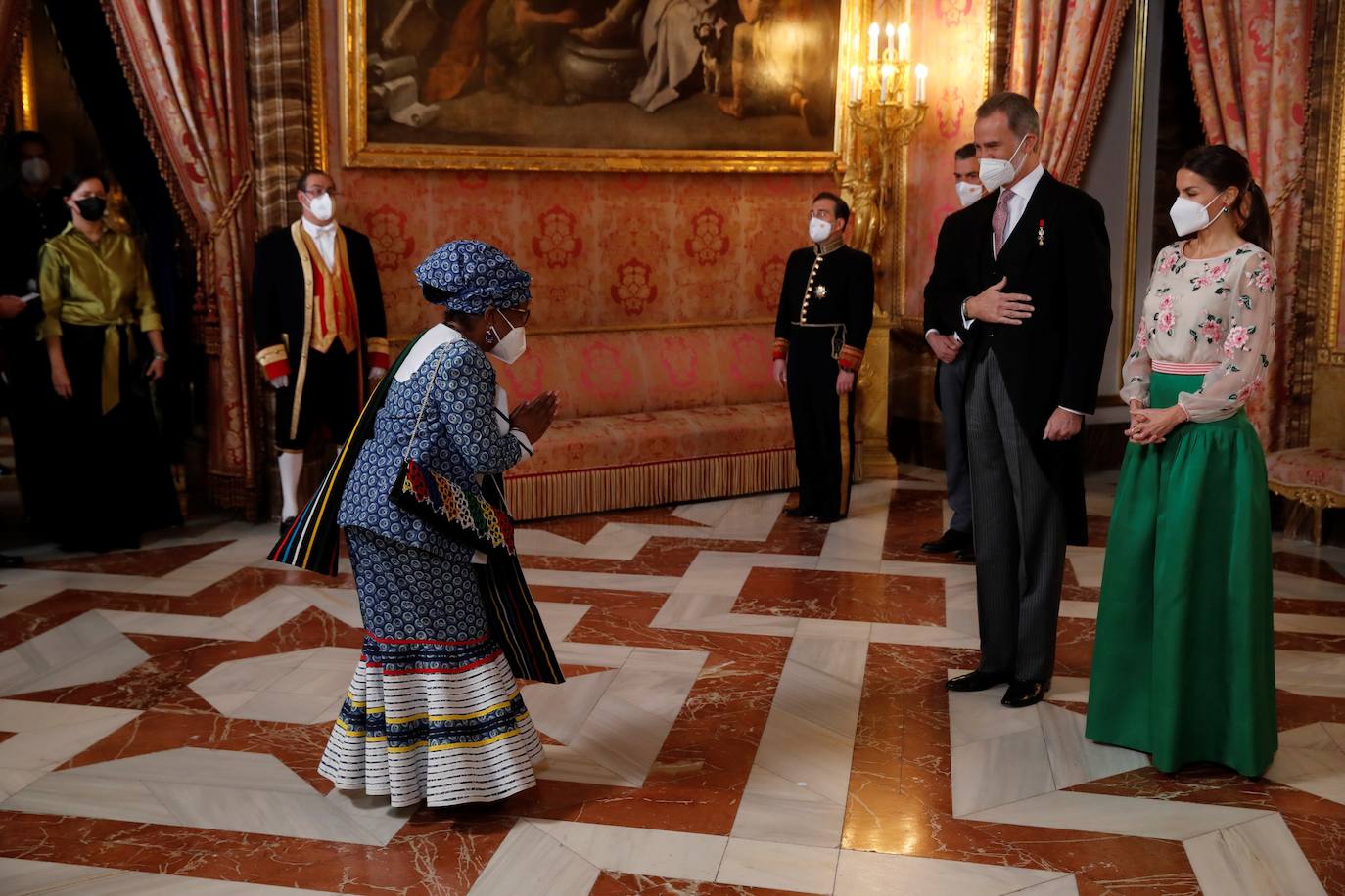 Fotos: Look de Letizia que rescata un espectacular look floral de gala de doña Sofía