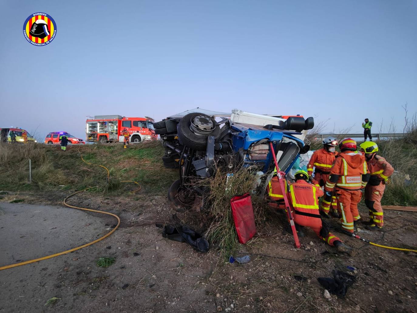 Fotos: Un camión con material sanitario cae por un terraplén en la AP-7