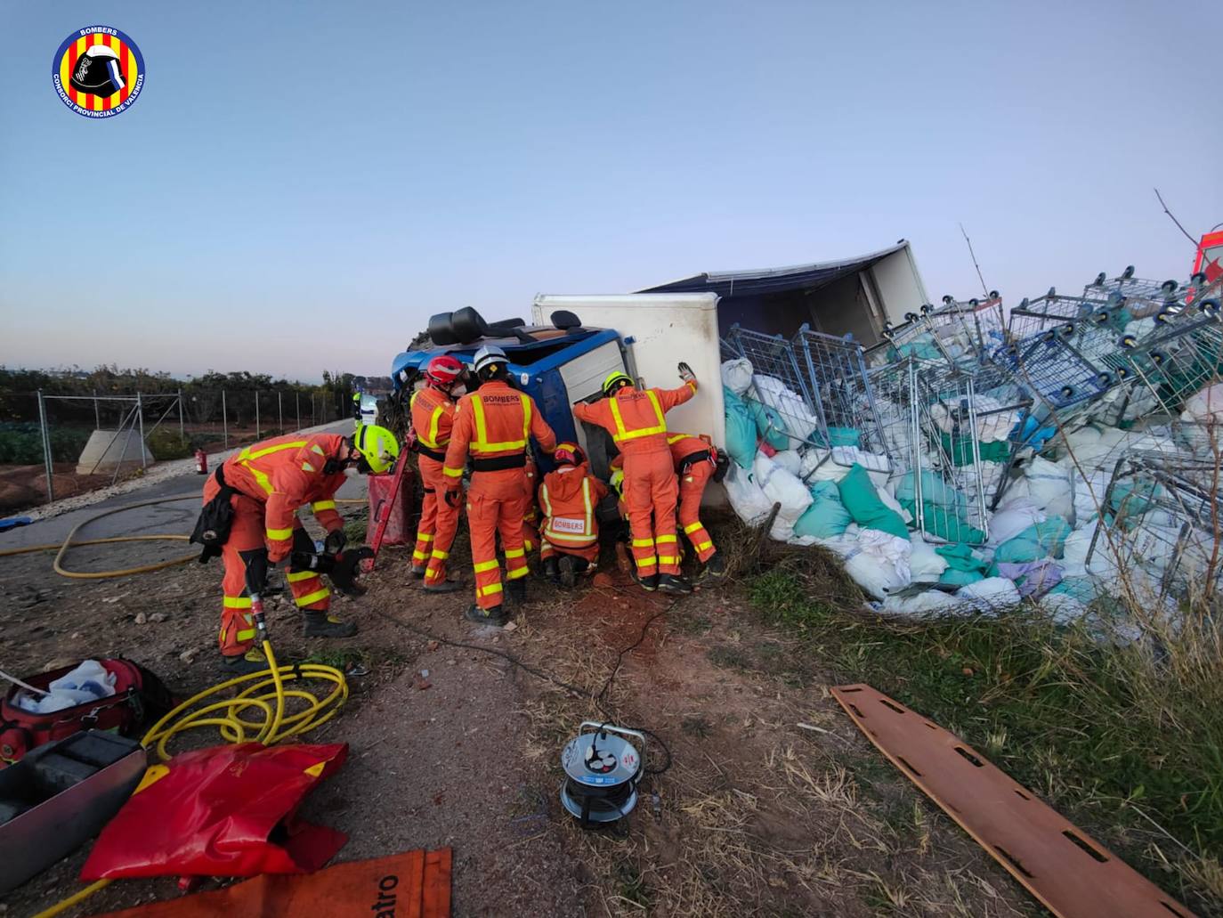 Fotos: Un camión con material sanitario cae por un terraplén en la AP-7