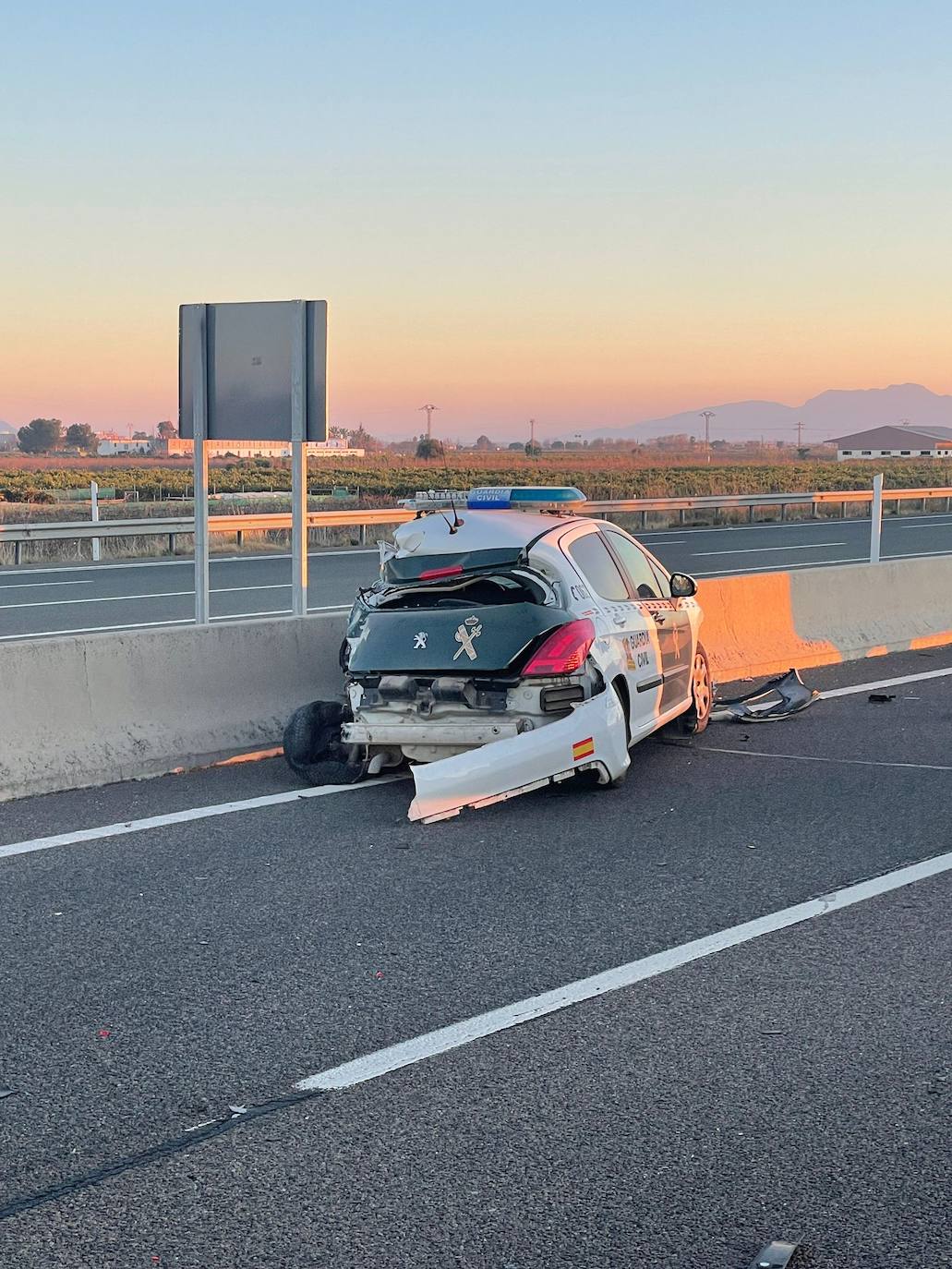 Fotos: Un camión con material sanitario cae por un terraplén en la AP-7