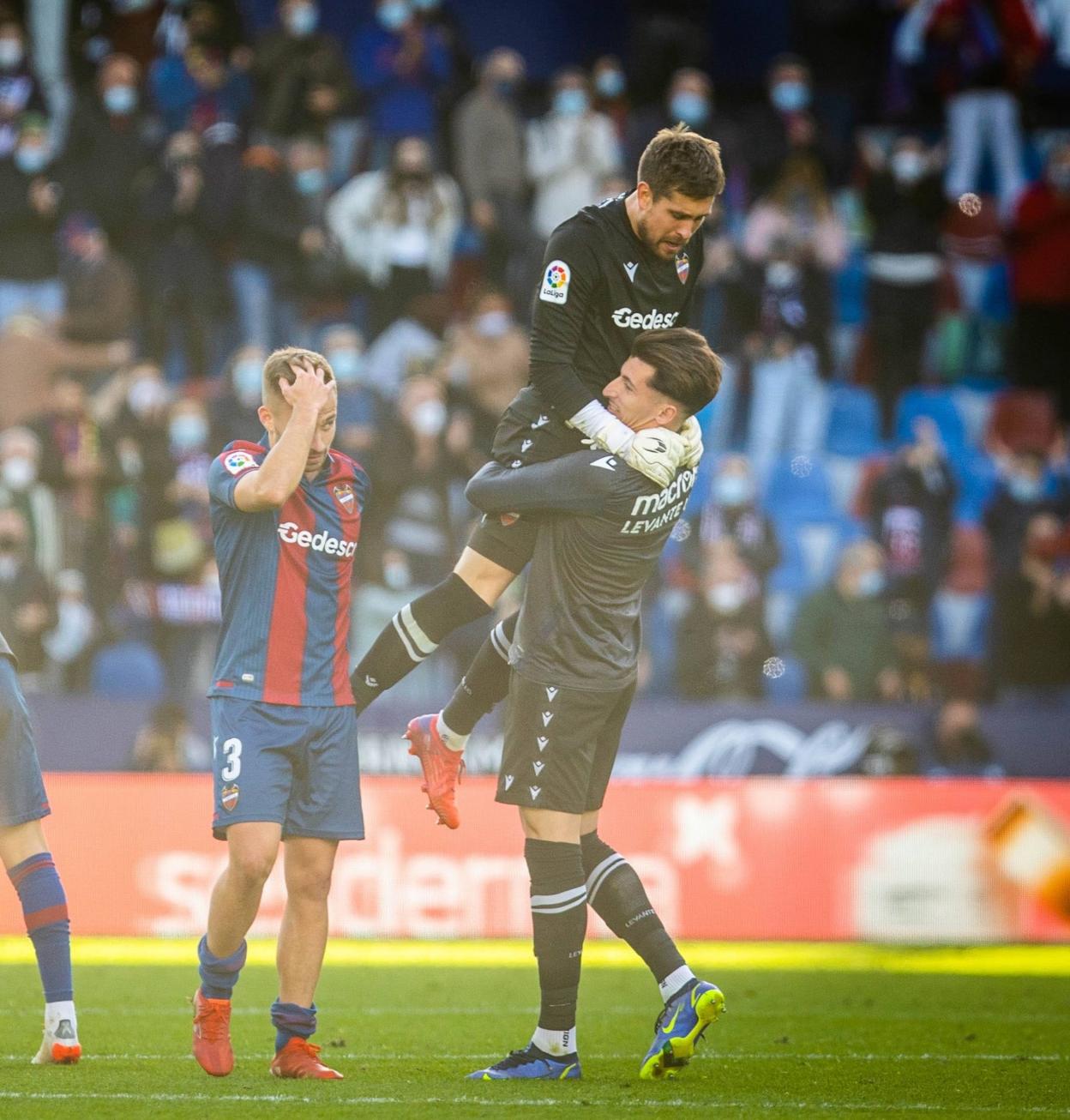 Cárdenas alza en volandas a Aitor tras la victoria contra el Mallorca. 