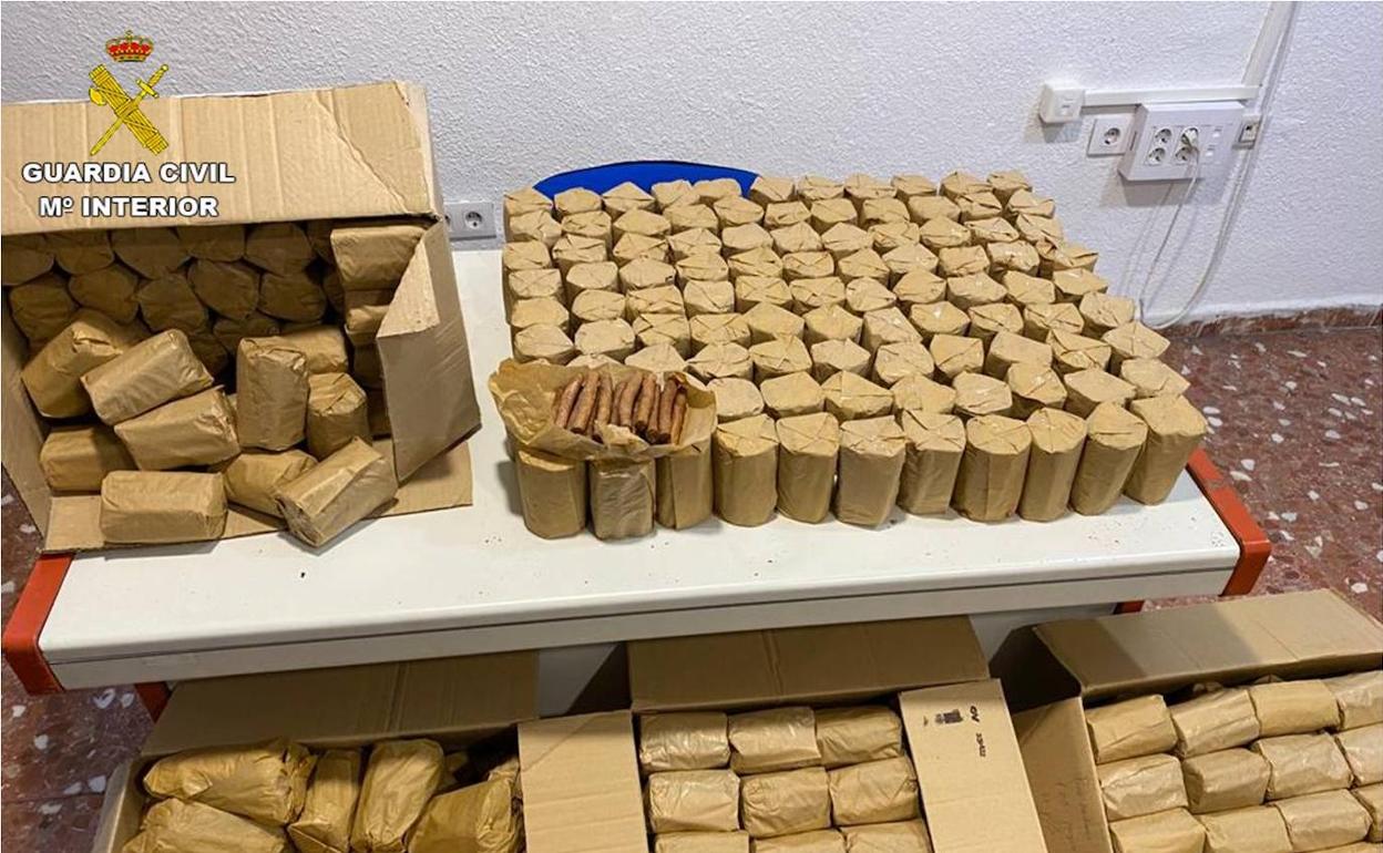 Imagen de los más de 9.000 puros clandestinos interceptados en Villena. 