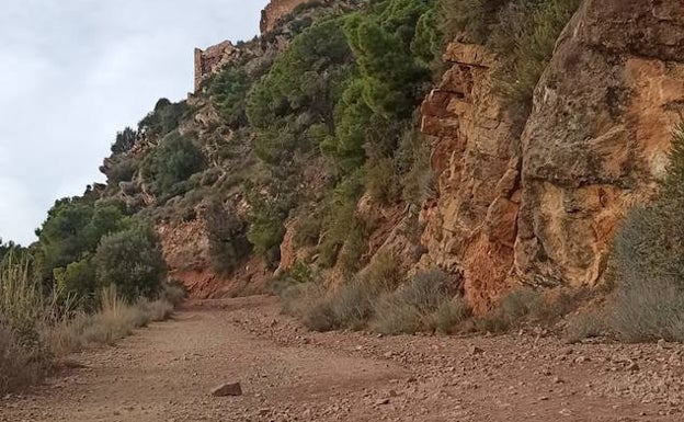 Camino empedrado a los pies del Castillo de Serra. 