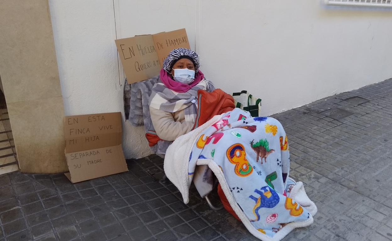 Veronique Laporte acampada ayer marte junto a la finca donde vive su hija. 