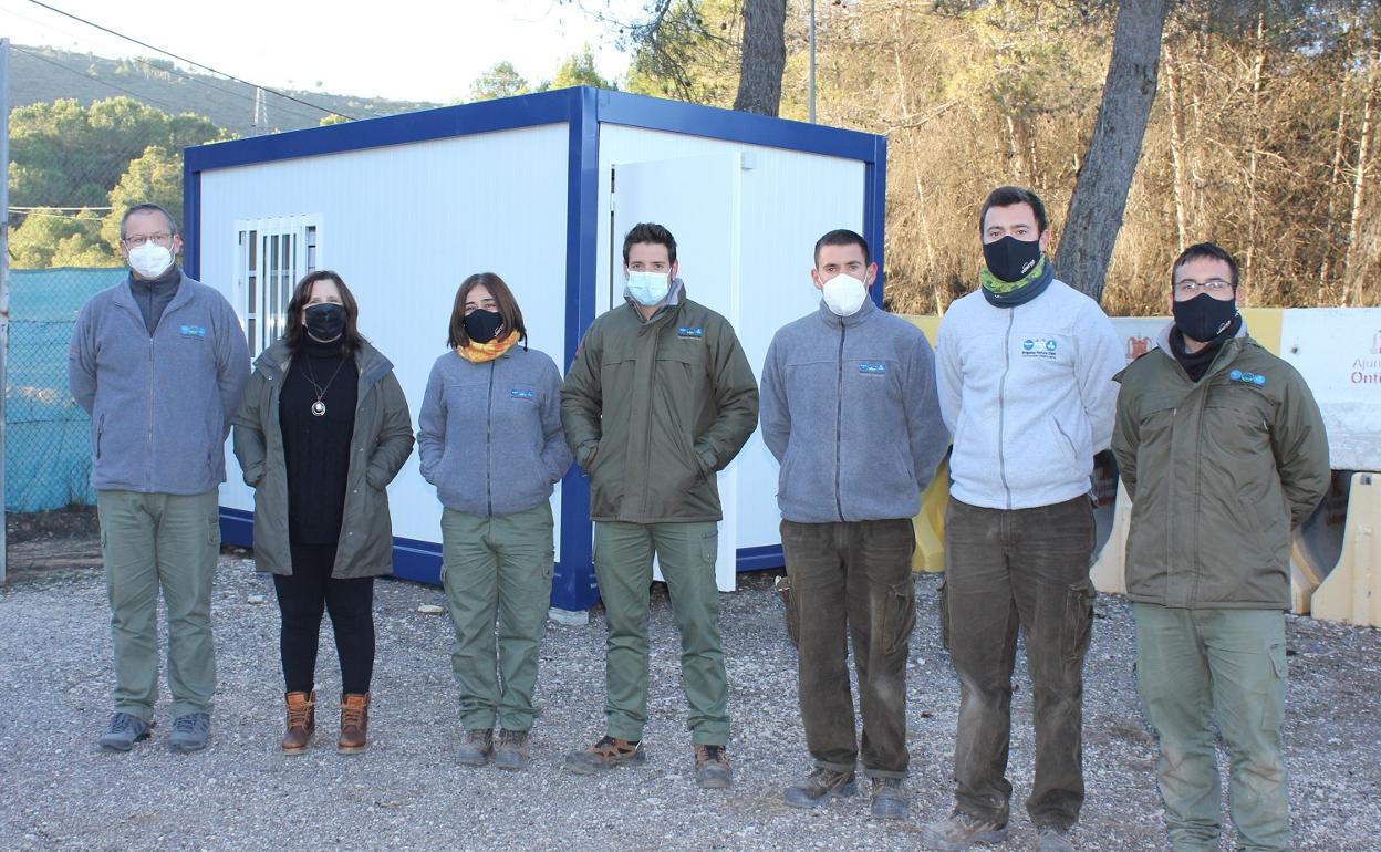El equipo que trabajará durante los próximos meses en Ontinyent, junto a la concejala de Medio Ambiente. 