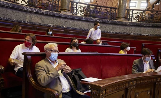 El alcalde de Valencia, Joan Ribó, y ediles como Giuseppe Grezzi, Isabel Lozano y Borja Sanjuán, en un pleno. Iván Arlandis