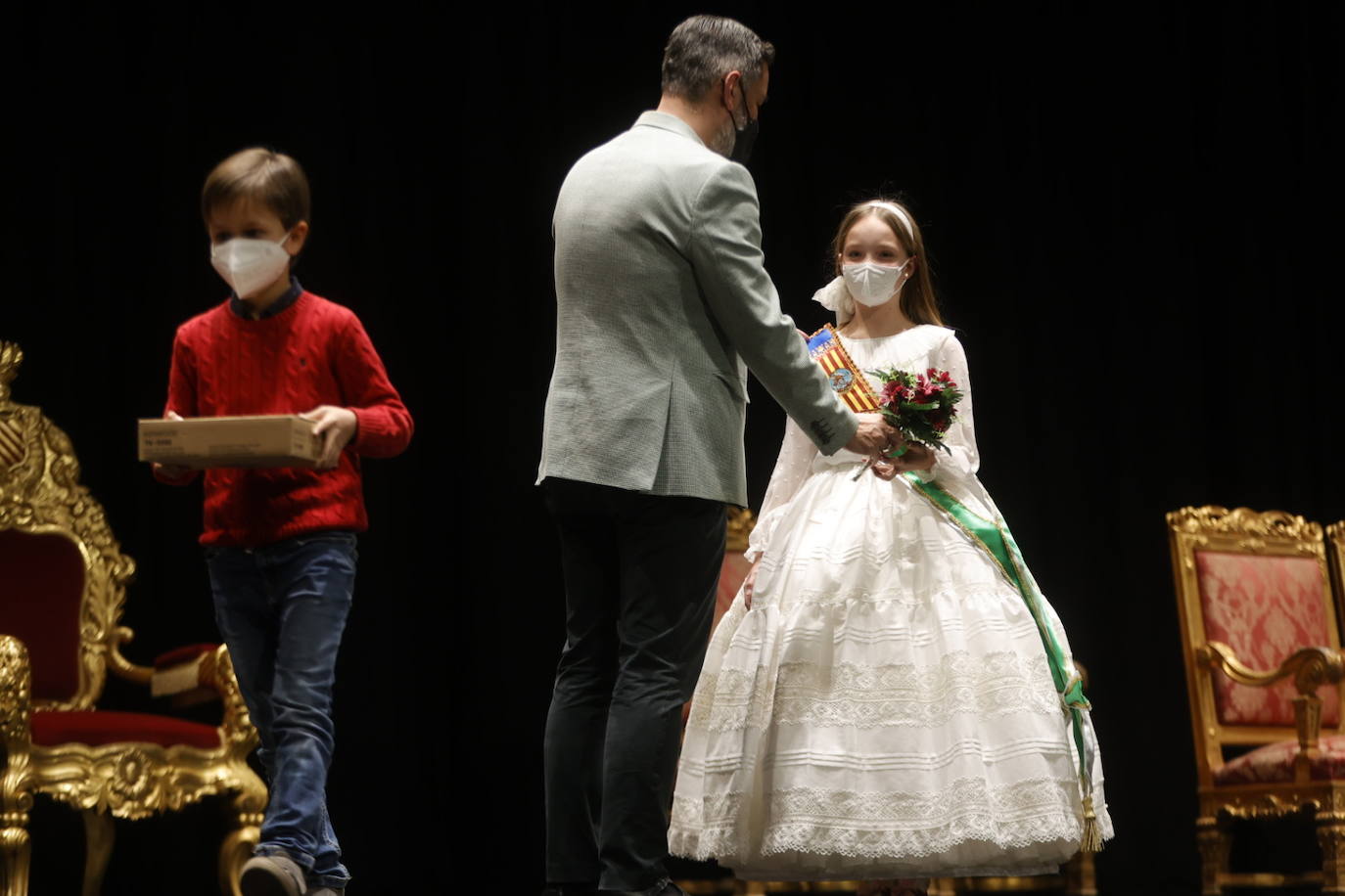 Las Fallas se acercan y los preparativos para la celebración de los actos falleros cobran protagonismo. La exaltación de las falleras mayores de Valencia, previstas para la noche del 22 y la tarde del 23 de enero, es el primer acto con gran presencia de público del año. Este martes ha sido el ensayo de la ceremonia. 