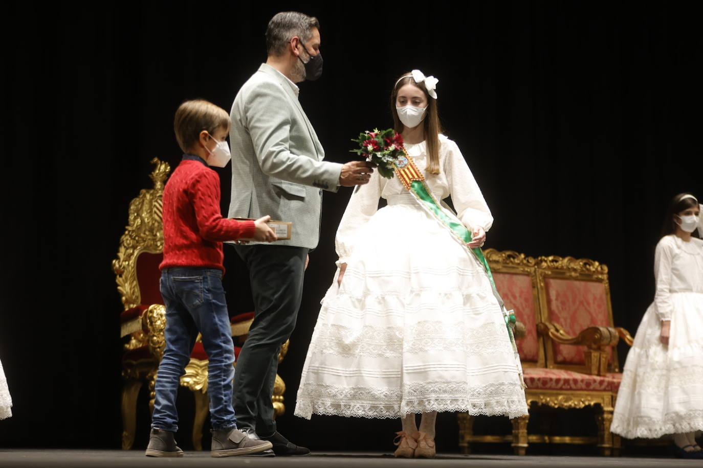 Las Fallas se acercan y los preparativos para la celebración de los actos falleros cobran protagonismo. La exaltación de las falleras mayores de Valencia, previstas para la noche del 22 y la tarde del 23 de enero, es el primer acto con gran presencia de público del año. Este martes ha sido el ensayo de la ceremonia. 