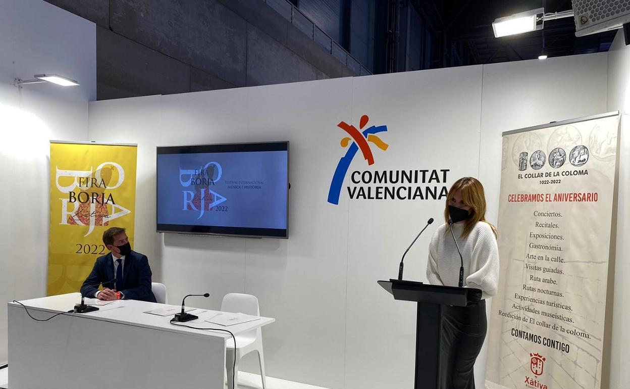 Momento de la presentación de la programación cultural 2022 en Fitur por parte de la concejala y el alcalde. 