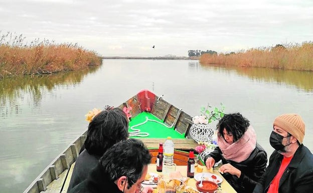 Visita a la Albufera, uno de los paisajes de la novela. 