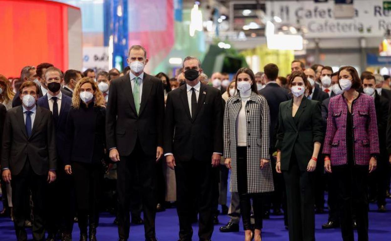 Los Reyes junto a las autoridades en la inaguruación de Fitur en Madrid. 