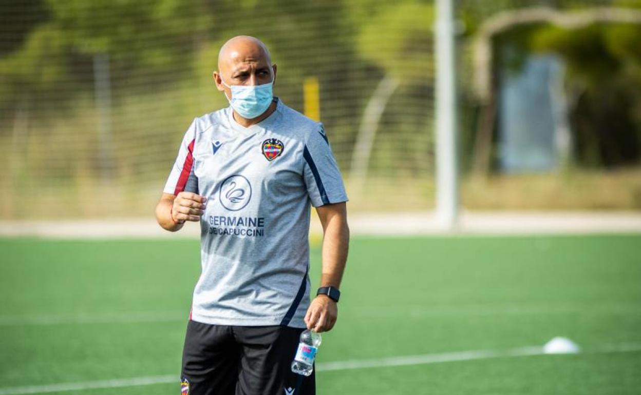 Ángel Villacampa, dirigiendo la sesión de entrenamiento del Levante en la Ciudad Deportiva de Buñol. 