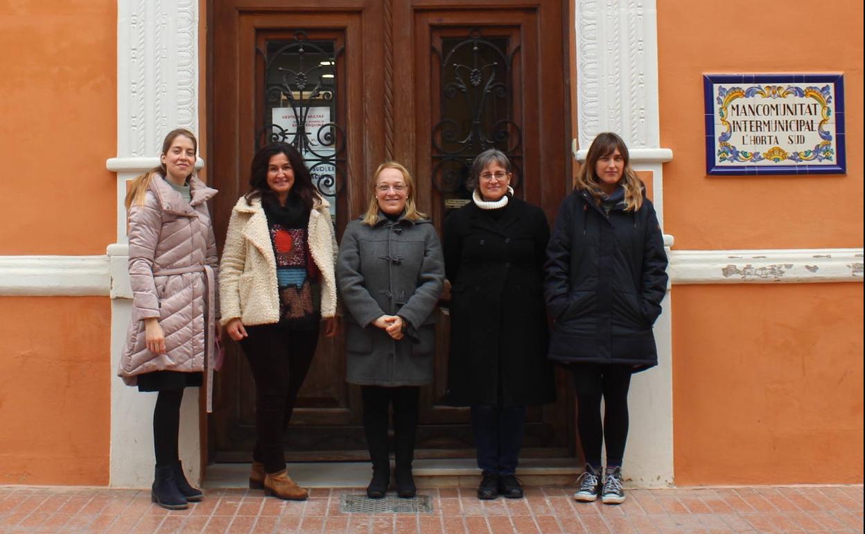 Las cinco educadoras medioambientales que recorrerán la comarca. 