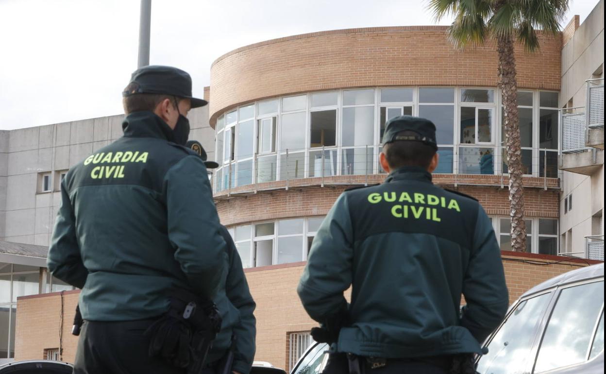 Agentes de la Guardia Civil frente a la residencia de ancianos de Moncada.