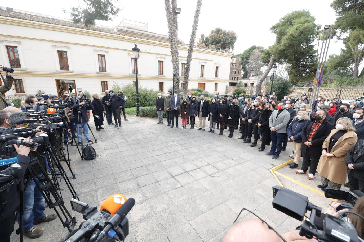 Fotos: Moncada guarda un minuto de silencio por la tragedia en la residencia de ancianos